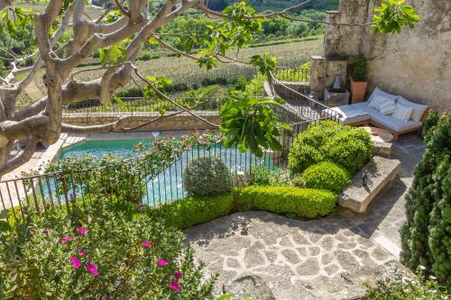 a garden with a bench and a pool at Maison Ventoux in Crillon-le-Brave