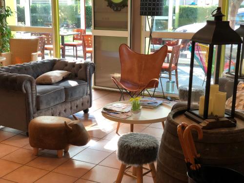Un lugar para sentarse en Hotel Arc-En-Ciel Colmar Contact Hotel