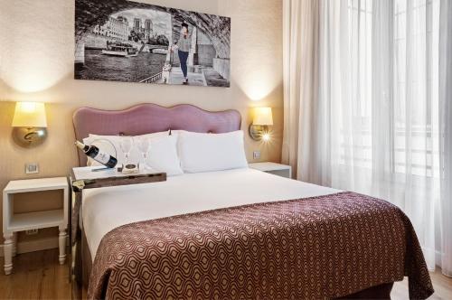 Giường trong phòng chung tại Exe Paris Centre