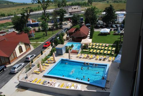 een uitzicht over een zwembad in een stad bij Hotel President in Baile Felix