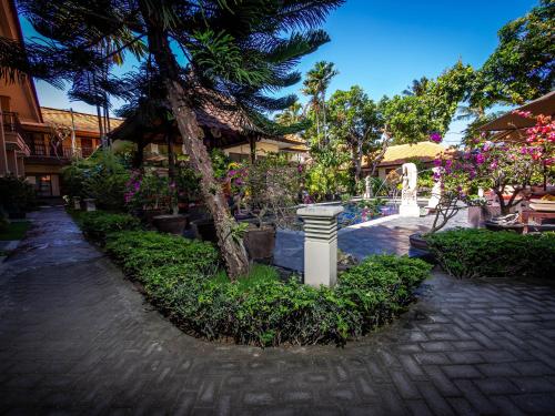 Jardin de l'établissement Yulia Beach Inn Kuta
