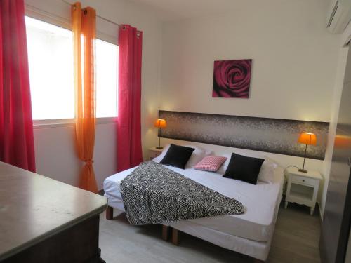 - une chambre avec un lit et deux oreillers dans l'établissement Arôme Marin, au Marin