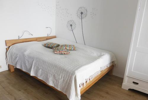 sypialnia z łóżkiem z 2 poduszkami w obiekcie Chalet Charlotte w Konstancji