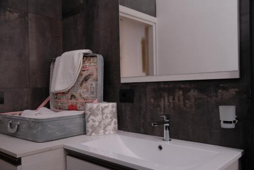 シエナにあるCasa in Contradaの洗面台と鏡のあるバスルーム