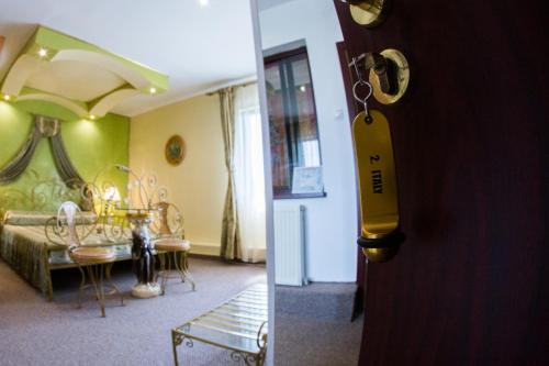 a room with a door and a room with a table at Hotel Roco in Izvin