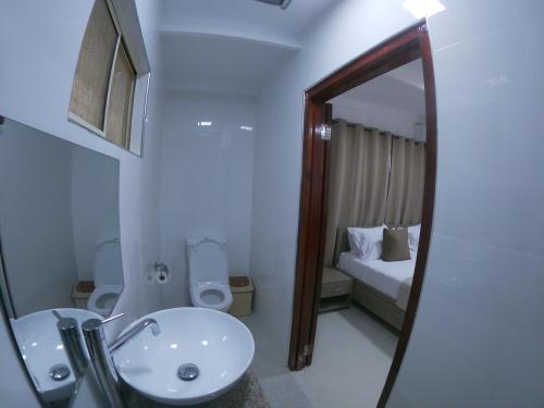 Bilik mandi di Hotel Plein Soleil