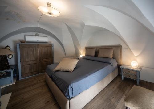 a bedroom with a bed with an arched ceiling at La Cartapesta in Lecce
