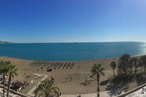 vista su una spiaggia con palme e sull'oceano di Malagueta´s Views a Málaga