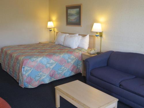 Кровать или кровати в номере Knights Inn Newport