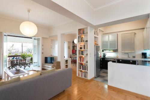 Stylish flat with veranda in the heart of Athens