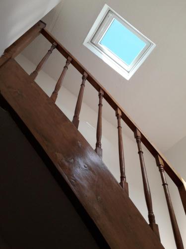- une lucarne au sommet d'un escalier dans l'établissement VERYAC'H, à Camaret-sur-Mer