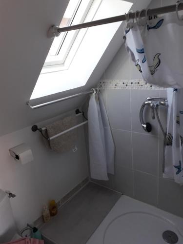une salle de bain avec une fenêtre, un lavabo et des toilettes dans l'établissement VERYAC'H, à Camaret-sur-Mer