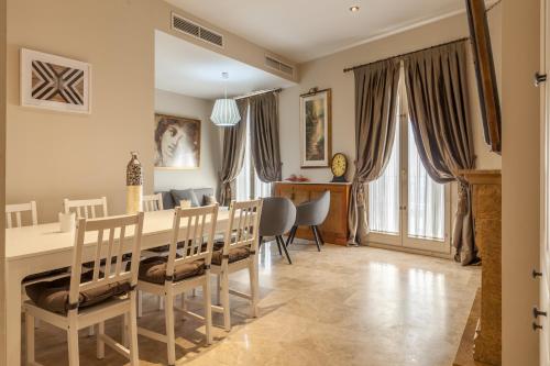 a dining room with a table and chairs at Atico de lujo en Aguilas in Seville