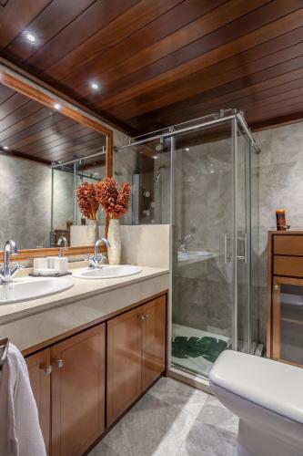 a bathroom with two sinks and a shower at Atico de lujo en Aguilas in Seville