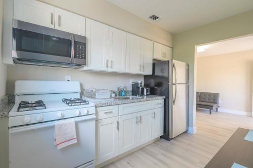Contemporary 2BR Apartment in Midtown-Wynwood