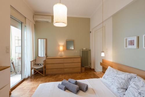 Postel nebo postele na pokoji v ubytování Stylish flat with veranda in the heart of Athens
