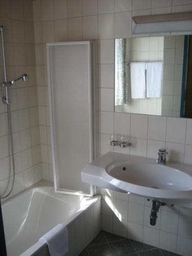 Ein Badezimmer in der Unterkunft Hotel Sonne