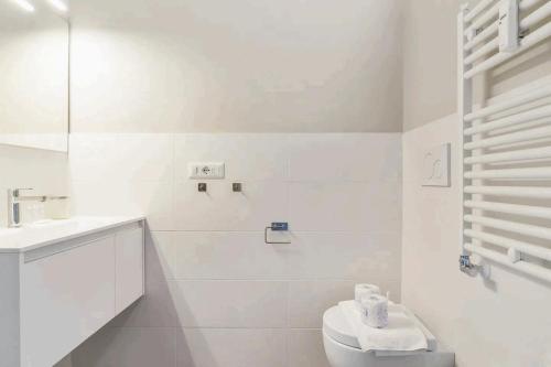 GuestHost - Isola View Renovated Apartment