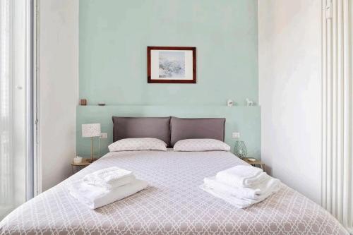 GuestHost - Isola View Renovated Apartment