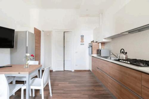 GuestHost - Isola View Renovated Apartment