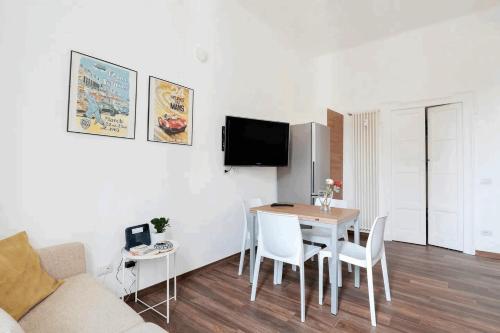 GuestHost - Isola View Renovated Apartment