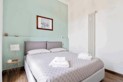 GuestHost - Isola View Renovated Apartment
