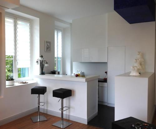 - une cuisine avec un comptoir et deux tabourets dans l'établissement 23 Avenue du 8 Mai 1945, à Bayonne