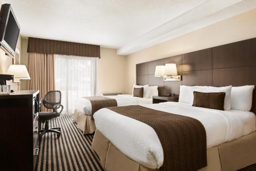 Katil atau katil-katil dalam bilik di Days Inn by Wyndham Miramichi NB