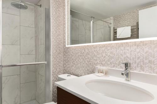 Bilik mandi di Days Inn by Wyndham Miramichi NB