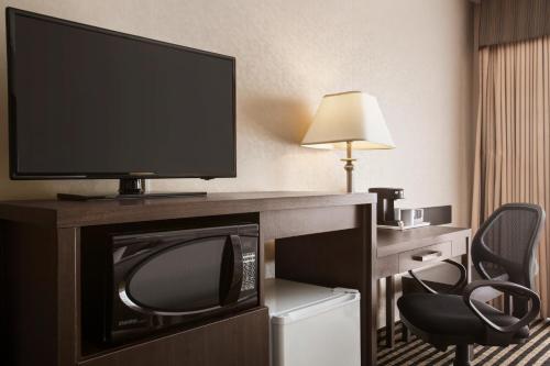Televisyen dan/atau pusat hiburan di Days Inn by Wyndham Miramichi NB