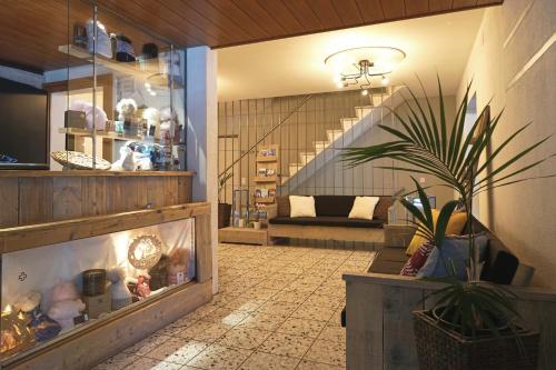 Zimmer mit Topfpflanze und Treppe in der Unterkunft Hotel Twing in Hasliberg