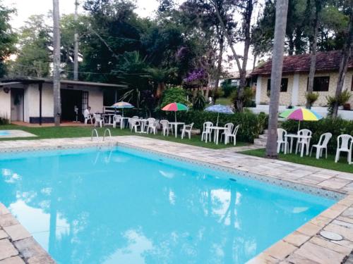 Hotel Fazenda Bandeirantes tesisinde veya buraya yakın yüzme havuzu