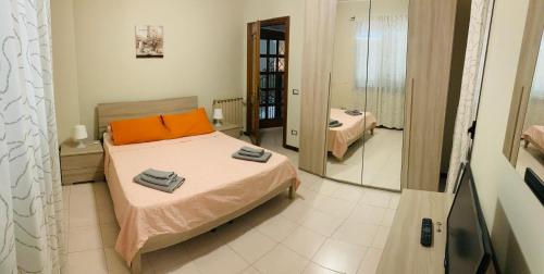 sypialnia z łóżkiem i lustrem w obiekcie 32 w Ciampino