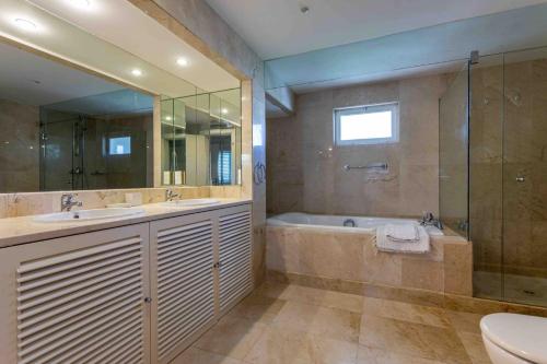 Vonios kambarys apgyvendinimo įstaigoje Luxury Villa 6 bedrooms with private pool