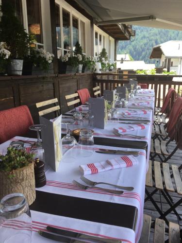 Restaurace v ubytování Hôtel Le Grand Chalet Favre