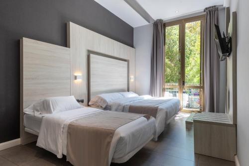Postel nebo postele na pokoji v ubytování Plaza Goya Rooms