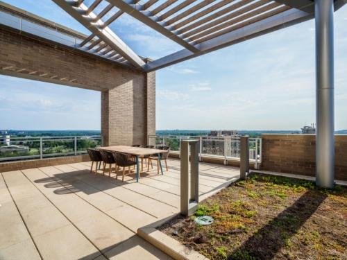 Balkón nebo terasa v ubytování Bluebird Suites Near Chevy Chase