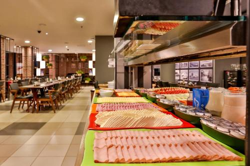a buffet line with many different types of food at eSuítes Congonhas by Atlantica in Sao Paulo