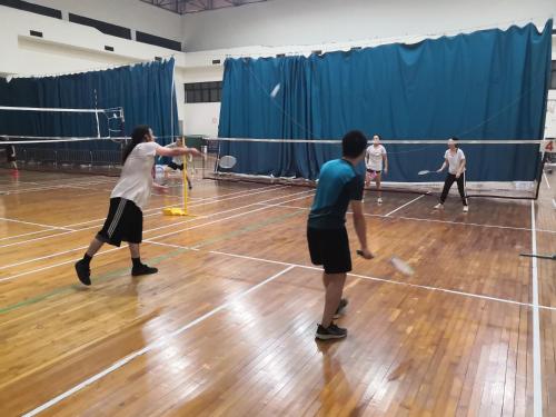 um grupo de pessoas jogando um jogo de voleibol em Youth Space em Guangzhou
