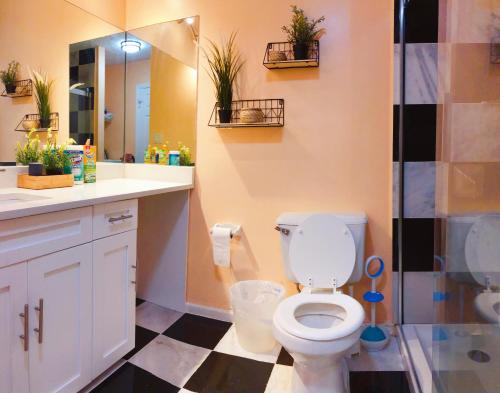 A bathroom at Robinwood condominiums