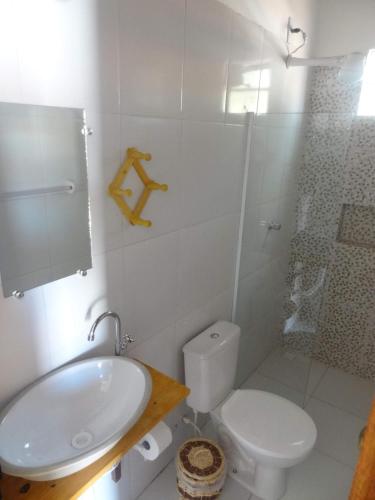 uma casa de banho com um WC, um lavatório e um chuveiro em Pousada Angels em Barra Grande