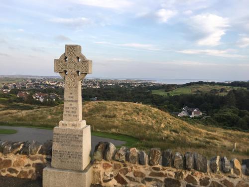 a stone cross on top of a hill at Hebridean Holiday House in Stornoway