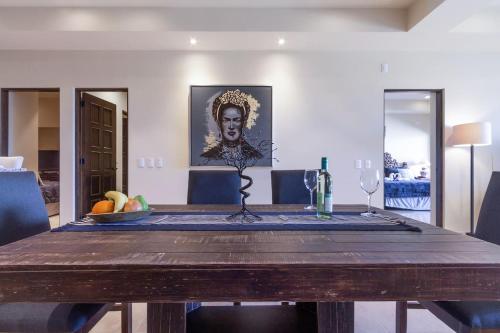 una mesa de comedor con un jarrón encima en Cabo Cottage Copala · Stunning * Luxury Ocean View 2BR*Resort Living, en Cabo San Lucas