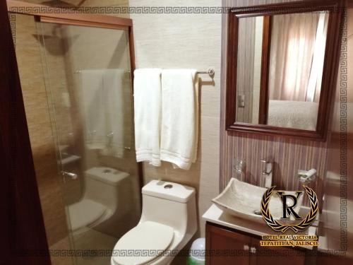 テパティトラン・デ・モレロスにあるHotel Real Victoriaのバスルーム(トイレ、洗面台、鏡付)