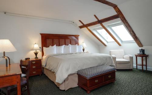 1 dormitorio con cama, escritorio y silla en Jailhouse Inn, en Newport
