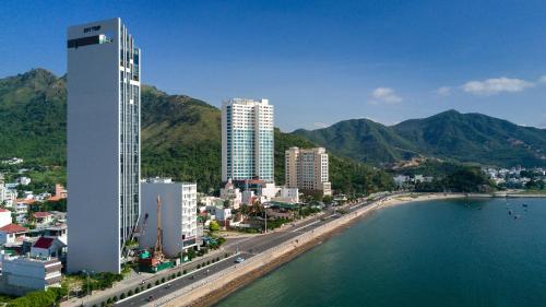 - Vistas a la ciudad y a la playa con montañas en Joy Trip Hotel & Spa Nha Trang, en Nha Trang