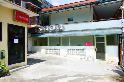 una calle vacía frente a un edificio en RedDoorz Plus near Ciputra World Kuningan 2, en Yakarta