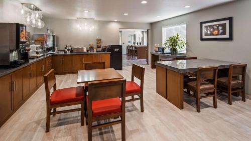 Una cocina o cocineta en Best Western DeWitt