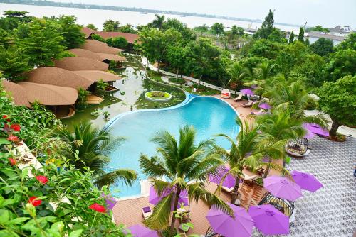 an overhead view of a swimming pool at a resort at Con Khuong Resort Can Tho in Can Tho