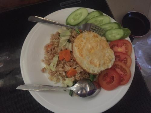 een bord met rijst en groenten op een tafel bij Vanilla Garden in Tetebatu